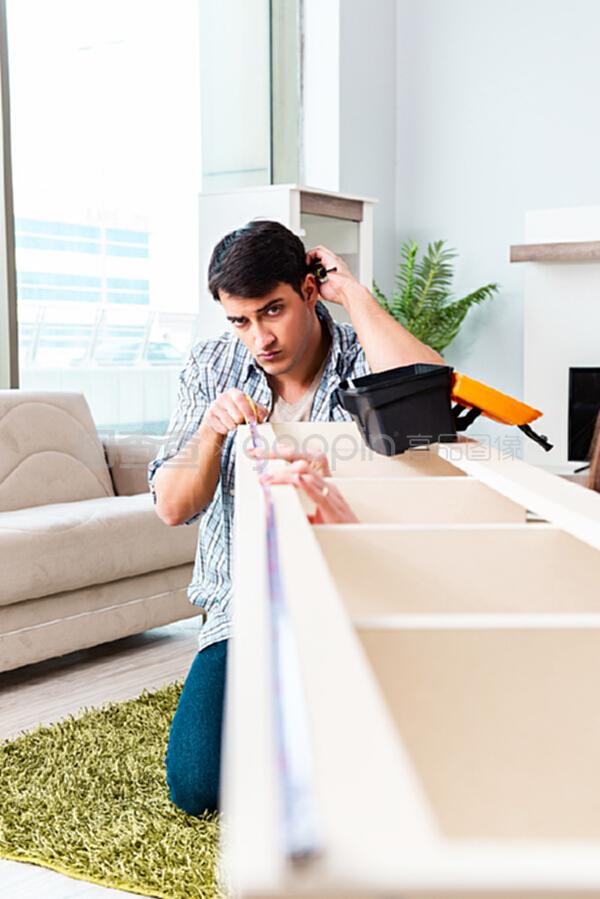 在家组装家具的人 家具安装与维修服务的专业解读